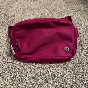 Lululemon Everywhere Belt Bag 1L. Wild Berry.